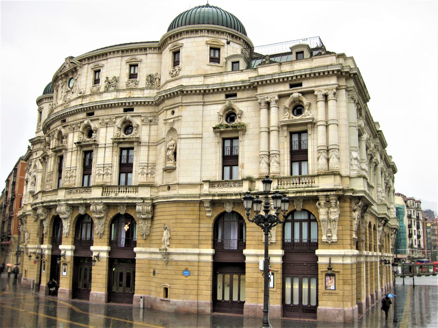 Before and After the Train: Perfect Extensions in San Sebastián and Santiago